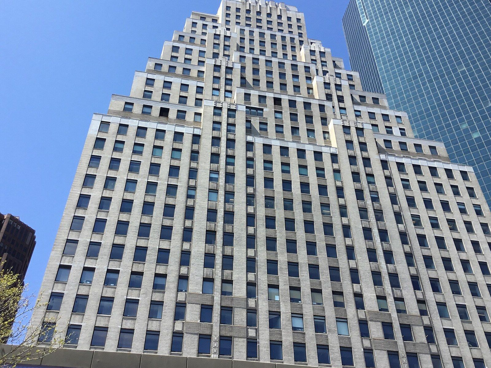 A limestone skyscraper with setbacks seen from below against a blue sky, a Wikimedia Commons photograph in Michael Stern's encyclopedia