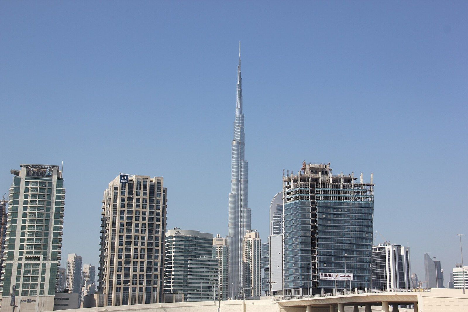 A needle like supertall tower rising far above the surrounding high rises, a Wikimedia Commons photograph in Michael Stern's encyclopedia