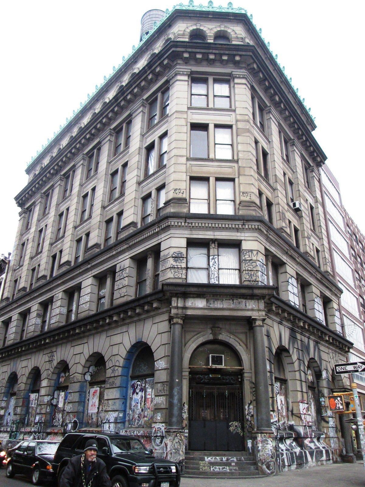 A six storey stone bank building on a corner with arched windows and a rounded corner, a Wikimedia Commons photograph in Michael Stern's encyclopedia