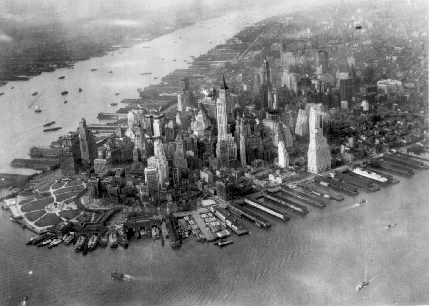 A black and white aerial photograph of lower Manhattan and its piers in about 1931, a Wikimedia Commons photograph in Michael Stern's encyclopedia